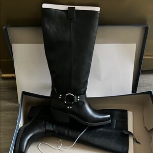 Universal Thread Black Boots with Sleek Design